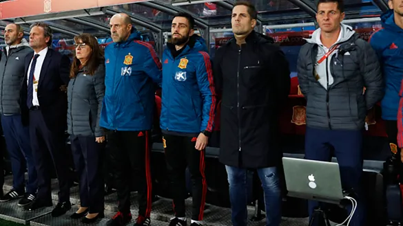 Robert Moreno, seleccionador nacional de fútbol, y su staff técnico