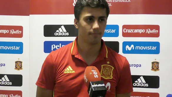 El internacional español Sub-21 Rodri Hernández durante la entrevista con SEFUTBOL 