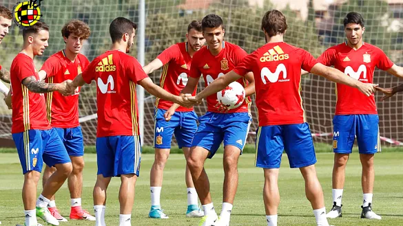 Rodrigo Hernández en el centro del rondo durante un entrenamiento de la Selección Sub-21