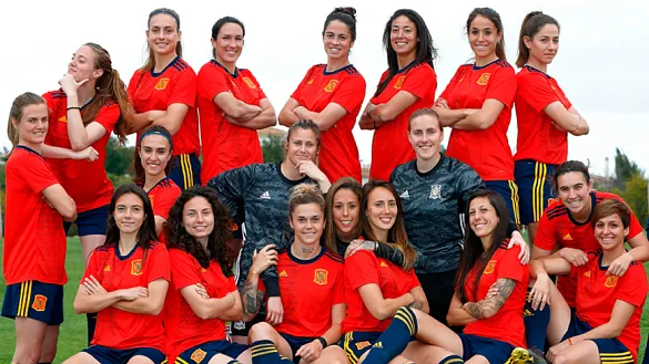 Las jugadoras de la Selección española posan con su nueva equipación