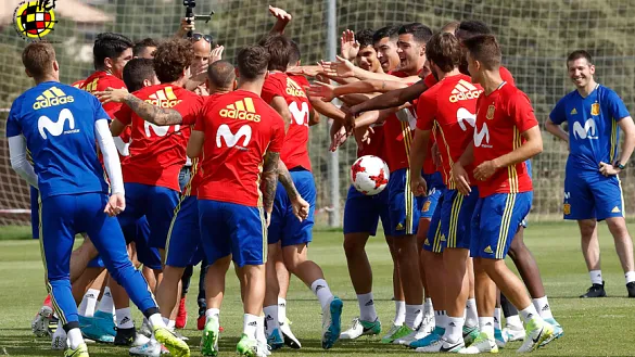 Rodri Hernández y Mikel Oyarzábal reciben el pasillo de sus compañeros tras no poder recuperar el balón en el rondo 