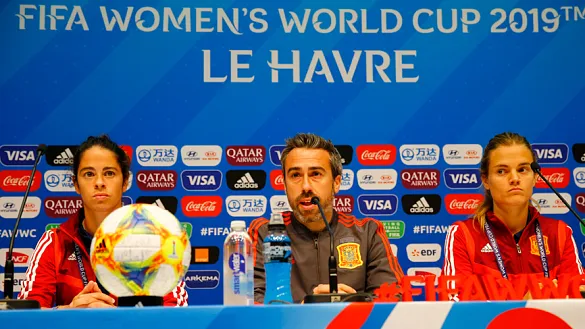 Jorge Vilda, Marta Torrejón e Irene Paredes en la rueda de prensa oficial