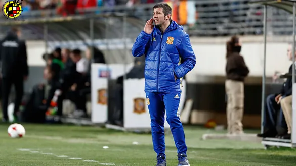 El Seleccionador Sub-21 Albert Celades, da instrucciones durante el encuentro contra Dinamarca