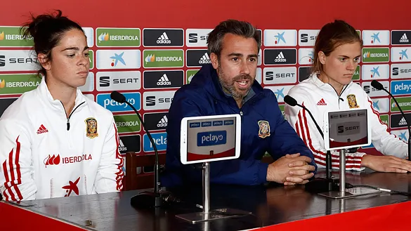 Jorge Vilda atiende a los medios en la sala de prensa del estadio Vicente Sanz de Don Benito