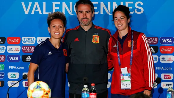 El seleccionador Jorge Vilda y las capitanas Amanda Sampedro y Marta Torrejón antes de su rueda de prensa en Francia