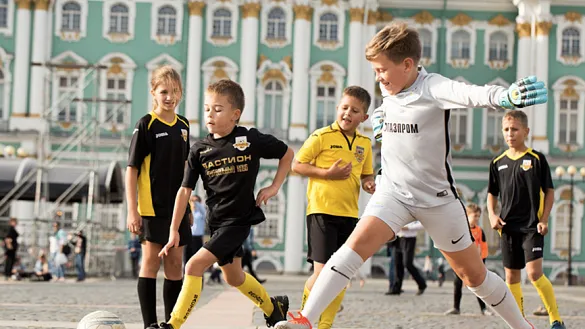 El reputado fotógrafo Caio Vilela considera que la imagen de un niño jugando al fútbol en cualquier lugar del mundo simboliza la pasión que los pequeños tienen por el deporte rey ¡No te pierdas esta preciosa galería!