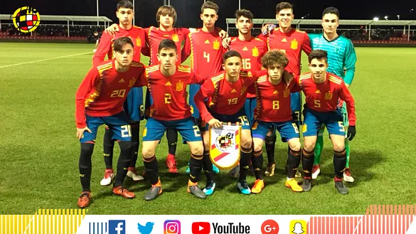 La selección española sub-16 posa antes de su encuentro frente a Inglaterra