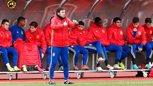 El Seleccionador nacional Sub-16, Santi Denia, ofrece instrucciones durante un partido