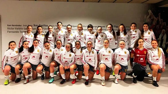 La Selección española Sub-16 femenina posa al término de su entrenamiento en la Ciudad del Fútbol