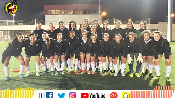 La selección española sub-16 femenina posa en la Ciudad del Fútbol