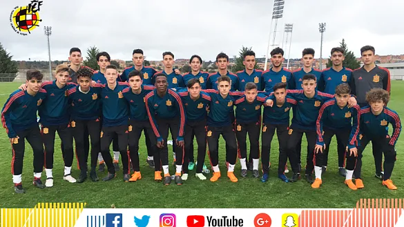 La selección española Sub-16 posa tras su entrenamiento en la Ciudad del Fútbol