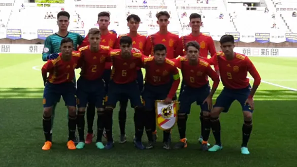 La Selección española Sub-16 posa antes de su encuentro frente a Senegal