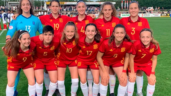 La Selección española Sub-16 femenina posa antes de su encuentro frente a Francia
