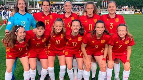 La Selección española Sub-16 femenina posa antes de su encuentro frente a Francia