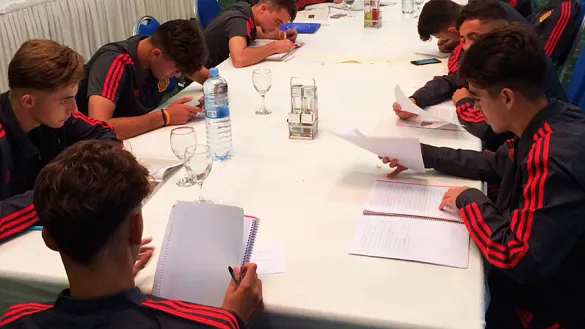 Los jugadores de la Selección española Sub-17 estudian en Skopje (Macedonia)