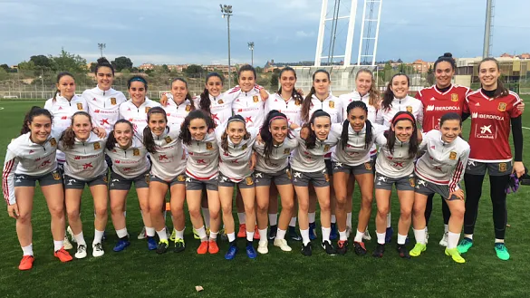 La Selección española Sub-17 femenina posa en la Ciudad del Fútbol de Las Rozas