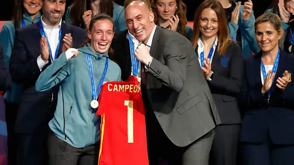 Las campeonas mundiales reciben un caluroso homenaje en Las Rozas