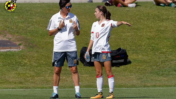 La Seleccionadora femenina Sub-17 Toña Is da instrucciones a una jugadora