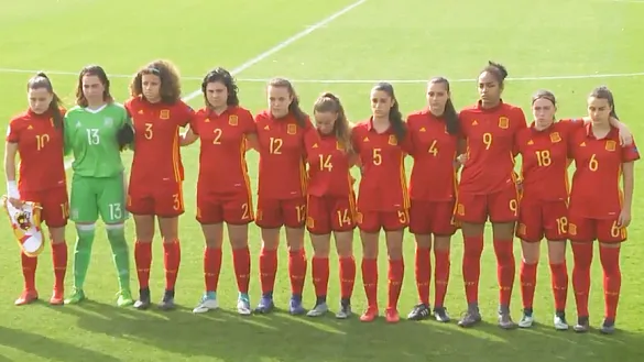 La selección española Sub-17 femenina posa antes de su encuentro frente a Israel