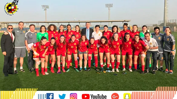 La selección española Sub-17 femenina posa después de su encuentro frente a Israel en Shefayim