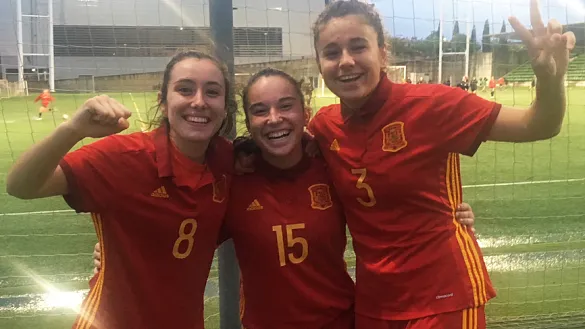 Las jugadoras de la Selección española Sub-17 femenina posan en la Ciudad del Fútbol de Las Rozas