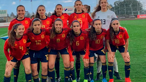 La Selección española Sub-17 femenina posa antes de su duelo contra Suecia