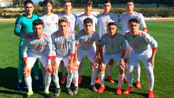 La Selección española Sub-17 posa antes de su encuentro frente a Portugal en el Algarve