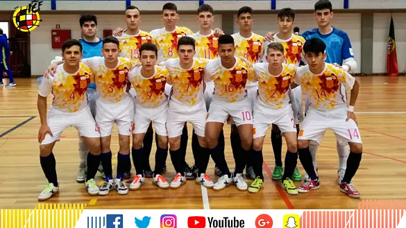 La Selección española Sub-17 de fútbol sala posa antes de su encuentro frente a Portugal