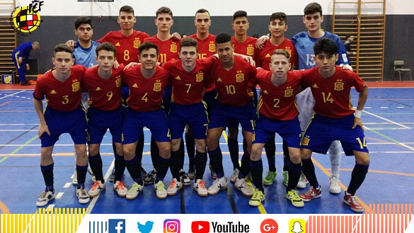 La Selección española Sub-17 de fútbol sala posa antes de su encuentro frente a Portugal