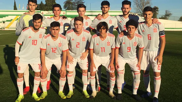 La Selección española Sub-18 posa antes de su encuentro frente a Portugal en el país luso