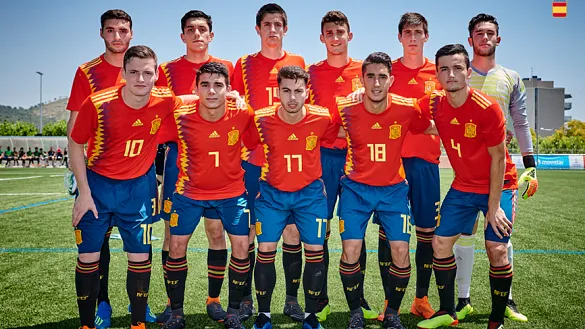 Las Selección española Sub-18 posa antes de su encuentro en Calafell
