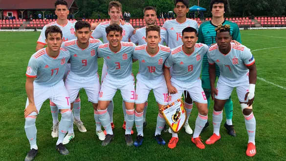La Selección española posa antes de su encuentro frente a República Checa