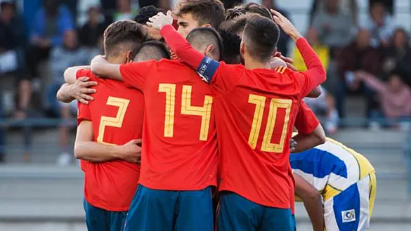 Los jugadores de la Selección Sub-18 celebran un tanto en Las Palmas