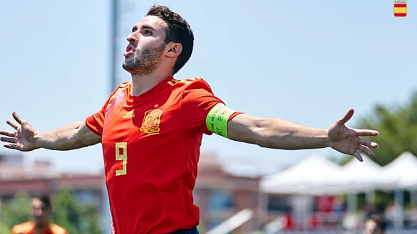Abel Ruiz celebra un gol con España