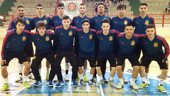 La selección española Sub-18 masculina de fútbol sala posa en el Pabellón Municipa de Segorbe (Castellón)
