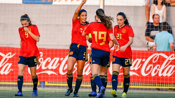 Las jugadoras de la selección española celebran uno de sus goles frente al Villarreal