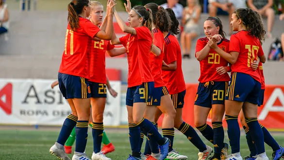 Las jugadoras de la selección española celebran uno de sus goles frente a Bolivia