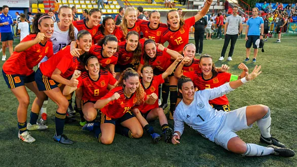 Las jugadoras de la selección española celebran el triunfo tras la finalísima contra el Villarreal