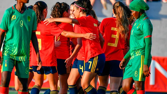 Las jugadoras de la selección española celebran uno de sus goles frente a Mauritania