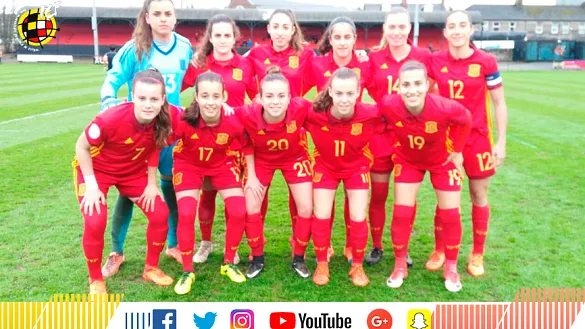La selección española Sub-19 femenina posa antes de su encuentro frente a Austria en Cork