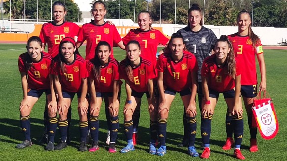 La Selección española Sub-19 femenina posa antes de su encuentro frente a Portugal en Albufeira