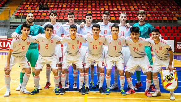 La Selección española Sub-19 de fútbol sala posa antes de su choque frente a Letonia
