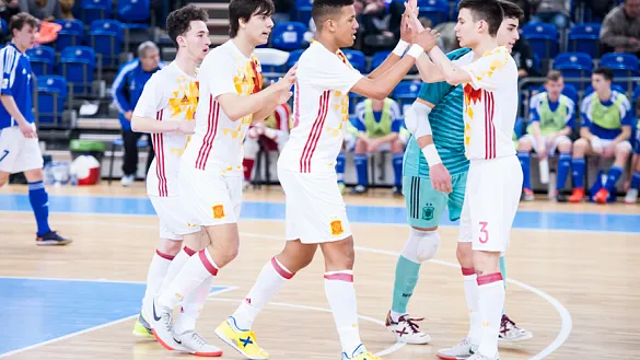 Los jugadores de la selección española Sub-19 de fútbol sala celebran un tanto 