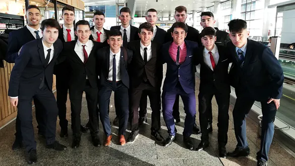 Los jugadores de la Selección española Sub-19 de fútbol sala posan en el aeropuerto Adolfo Suárez Madrid-Barajas 