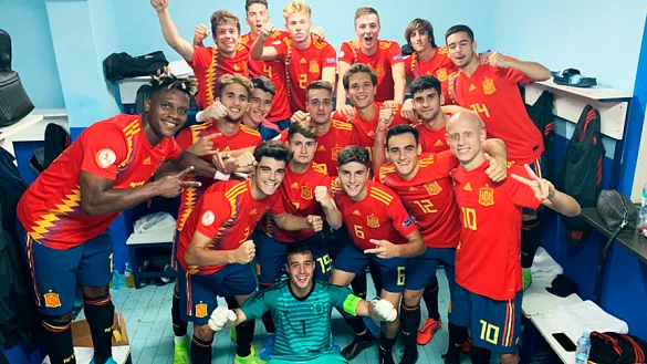 La Selección española Sub-19 celebra su victoria en Belgrado