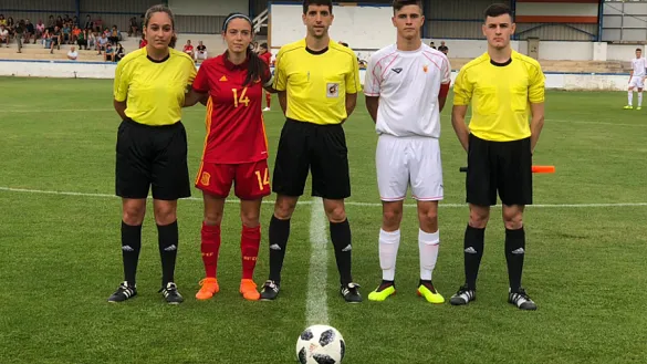 La capitana de la Selección española Sub-20 femenina, Aitana Bonmatí, posa junto al capitán navarro y el trío arbitral en Tafalla