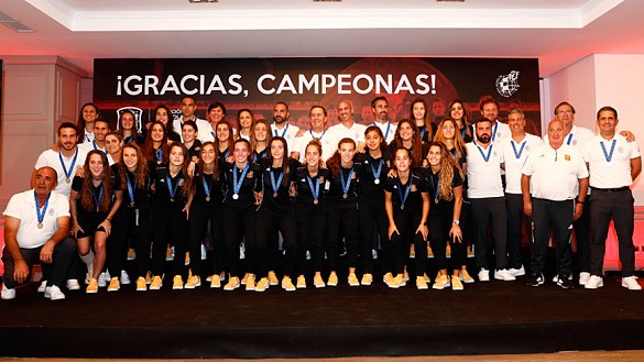 La Selección Sub-20 femenina al completo posa en su homenaje