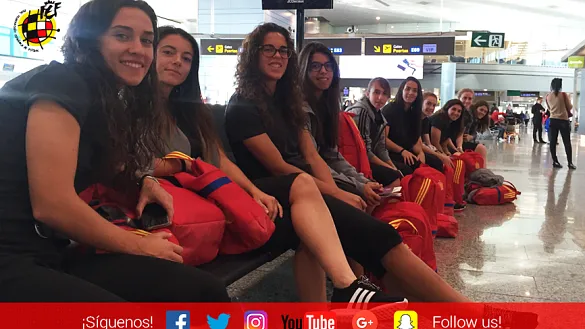 Las jugadoras de la Selección Española Sub-20 Femenina instantes antes de tomar su vuelo en el Aeropuerto Adolfo Suárez Madrid-Barajas