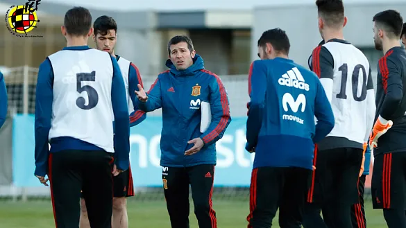 El seleccionador nacional Sub-21, Albert Celades, se dirige a sus jugadores en Las Rozas