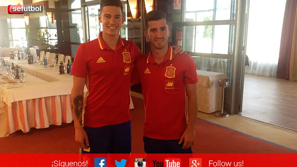 Santi Mina y José Luis Gayà a su llegada a la concentración de los Sub-21 